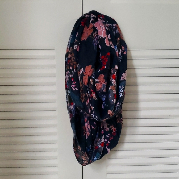 H&M Patterned Scarf - Picture 4 of 4